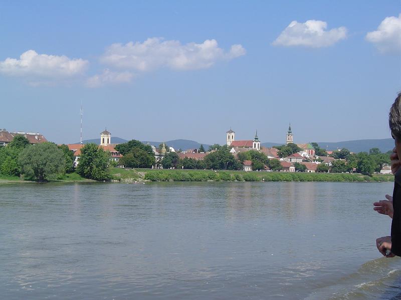 20050529103116.JPG - Sok templom (jobbról balra: Péter-Pál, Plébánia, Blagovesztenszka, Szerb püspöki székesegyház)